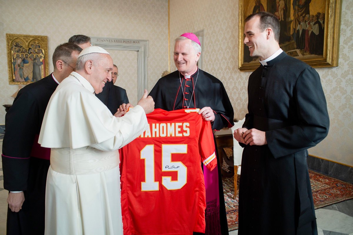 theleavenkc's tweet photo. Bishop Johnston had a pretty sweet gift for Pope Francis during their meeting today 😏

@chiefs @diocesekcsj @BishopJohnston #popefrancis #chiefskingdom #chiefs #patrickmahomes #kansascity https://t.co/yk0FMFFVPJ