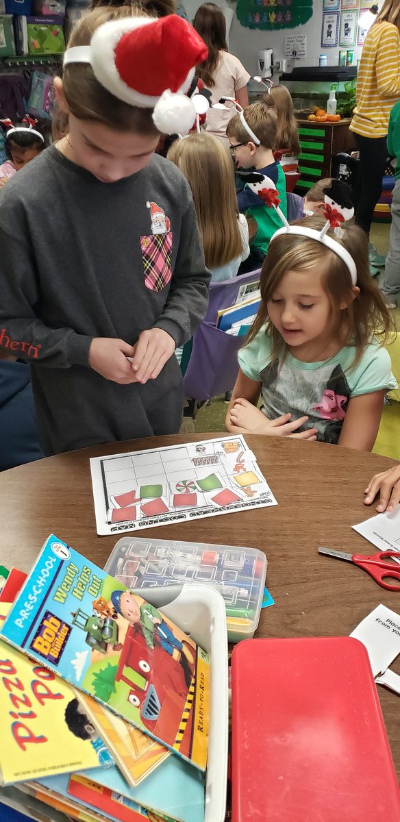 Farmersfrogs's tweet photo. Gingerbread Coding...and eating with our Big Buddies 😁❤👫 #nortoncougarpride #codinginfirstgrade #collaborativelearning @NortonCougars https://t.co/K4Q6zvEUZu