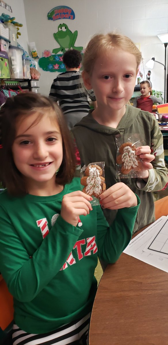 Farmersfrogs's tweet photo. Gingerbread Coding...and eating with our Big Buddies 😁❤👫 #nortoncougarpride #codinginfirstgrade #collaborativelearning @NortonCougars https://t.co/K4Q6zvEUZu