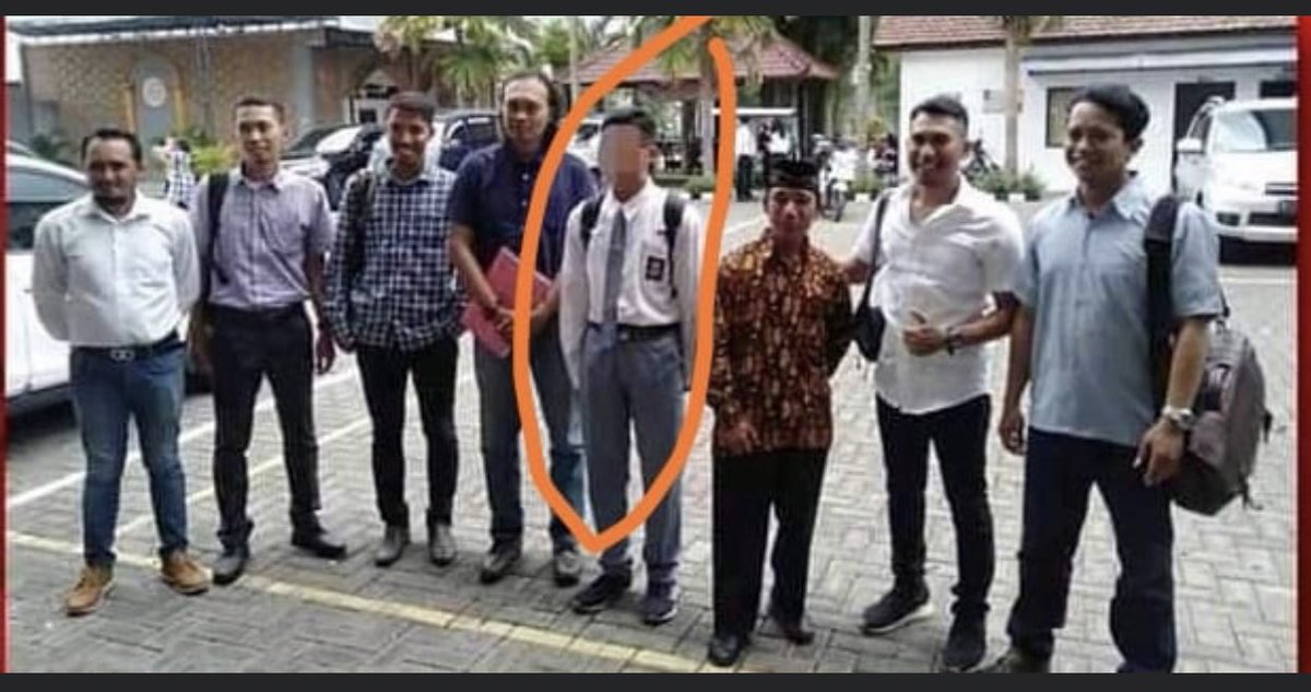 Siti_Jameelaa's tweet photo. Ayo ramaikan tagar 🙏🏻🙏🏻🙏🏻🙏🏻
#bebaskan_ZA dia bukan penjahat justru pahlawan yg mengurangi komplotan begal. 
ZA berhak mendapat penghargaan bukan malah dipenjarakan.
Di FB sudah rame lur....
Dg menaikkan tagar #bebaskan_ZA semoga bisa membantu meringankan Hukumannya 
#bebaskan_ZA https://t.co/mYLjd1WMWN