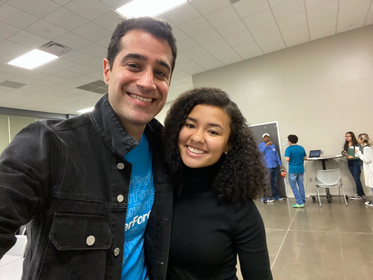 SECHS_Hisd's tweet photo. Look who’s hanging out with the CEO! That would be @nialburch who was once voted the school’s #CEO. Thanks for the Twitter memories @kayvz #TwitterForGood #leadlearnlevelup https://t.co/xpSrr6V9Kd