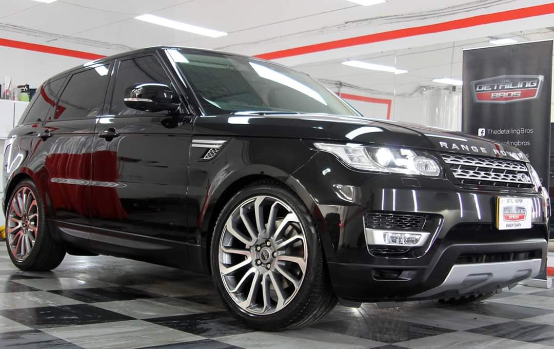 DetailingBros's tweet photo. ✔Corrección de pintura 
✔Aplicación de protección 

Conoce los procesos que tenemos para tu auto, para que pueda verse como esta espectacular Range Rover.
@SonaxColombia

#detailingbros #colombiancars #sonaxpartner #sonaxprofiline #sonax #rangerover #landrover #detailing https://t.co/CTFc4t1pBo