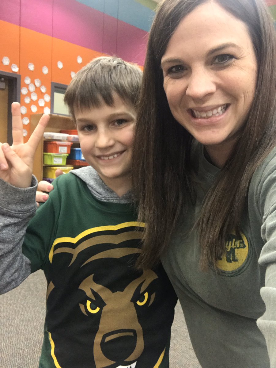 PhillipsFourth's tweet photo. During college week, I always try to create at least one new Baylor fan every year! Sic em bears! #beverlylearns https://t.co/NGCwLLMAdD