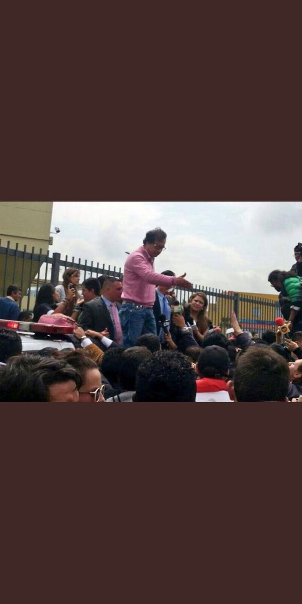 wilberpreciado's tweet photo. Lo cierto es que @petrogustavo no mandaba al ESMAD. Él mismo iba y frenteaba. https://t.co/nRDXJz33R5