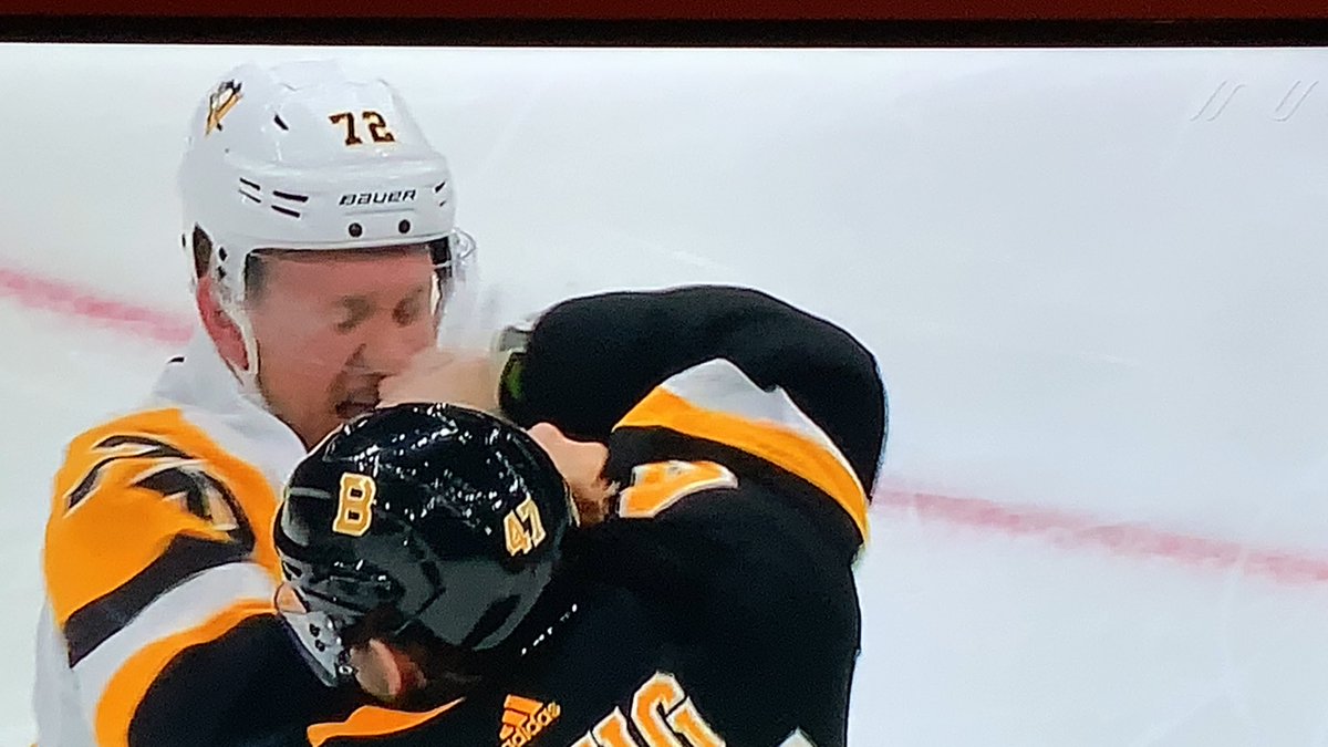 laurz13's tweet image. Finally the refs let hockey be hockey #NHLBruins #ToreyKrug #Totheface
