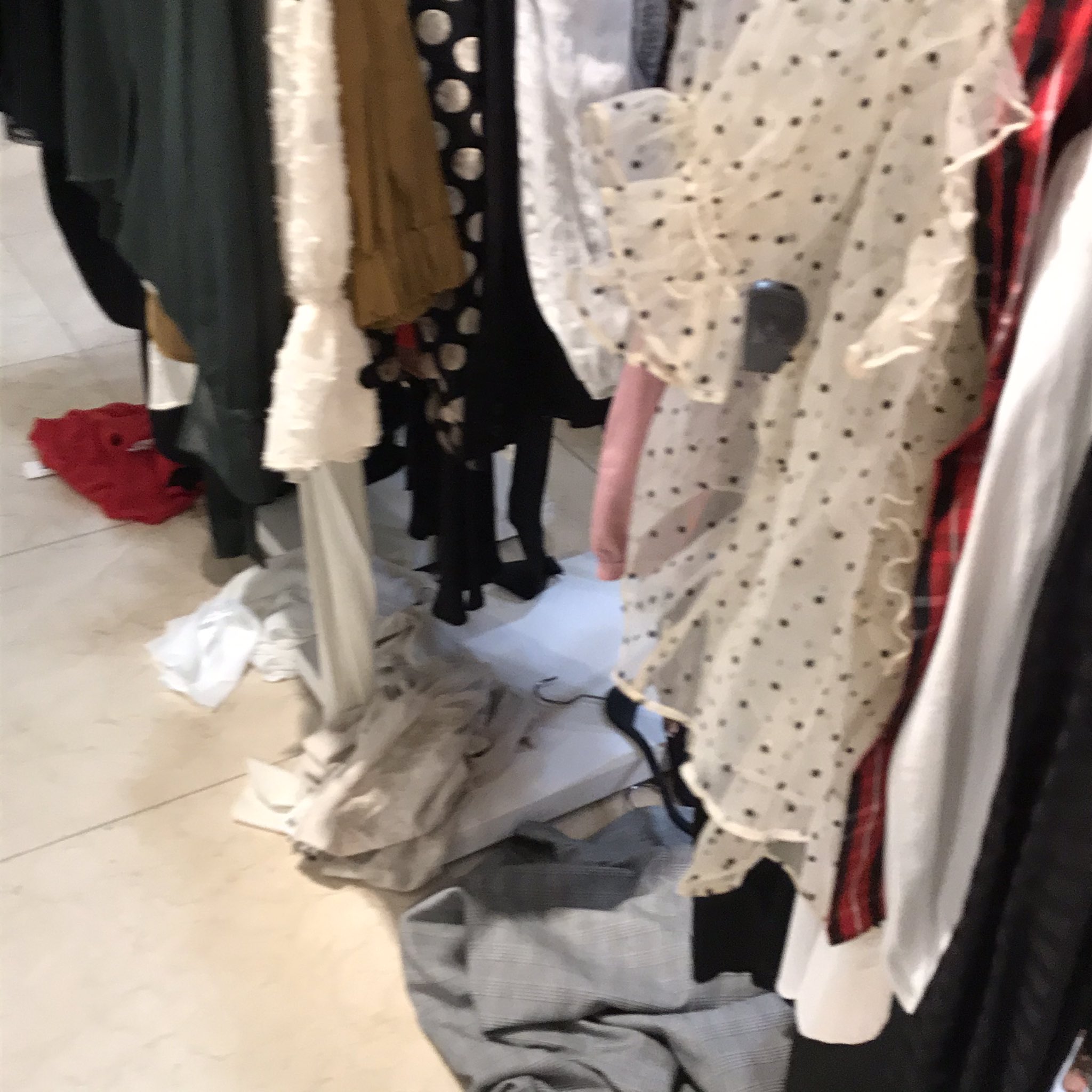 Yuki A Twitter Zaraのセール時 お馴染みの床に服が落ちまくり 平積みの服はグチャグチャの山積みに 店員 さんも拾っても拾ってもキリがない服と格闘し レジのスタッフもゾンビの様に無表情 ご苦労様だわ T Co 1xcmhzjkbk Twitter
