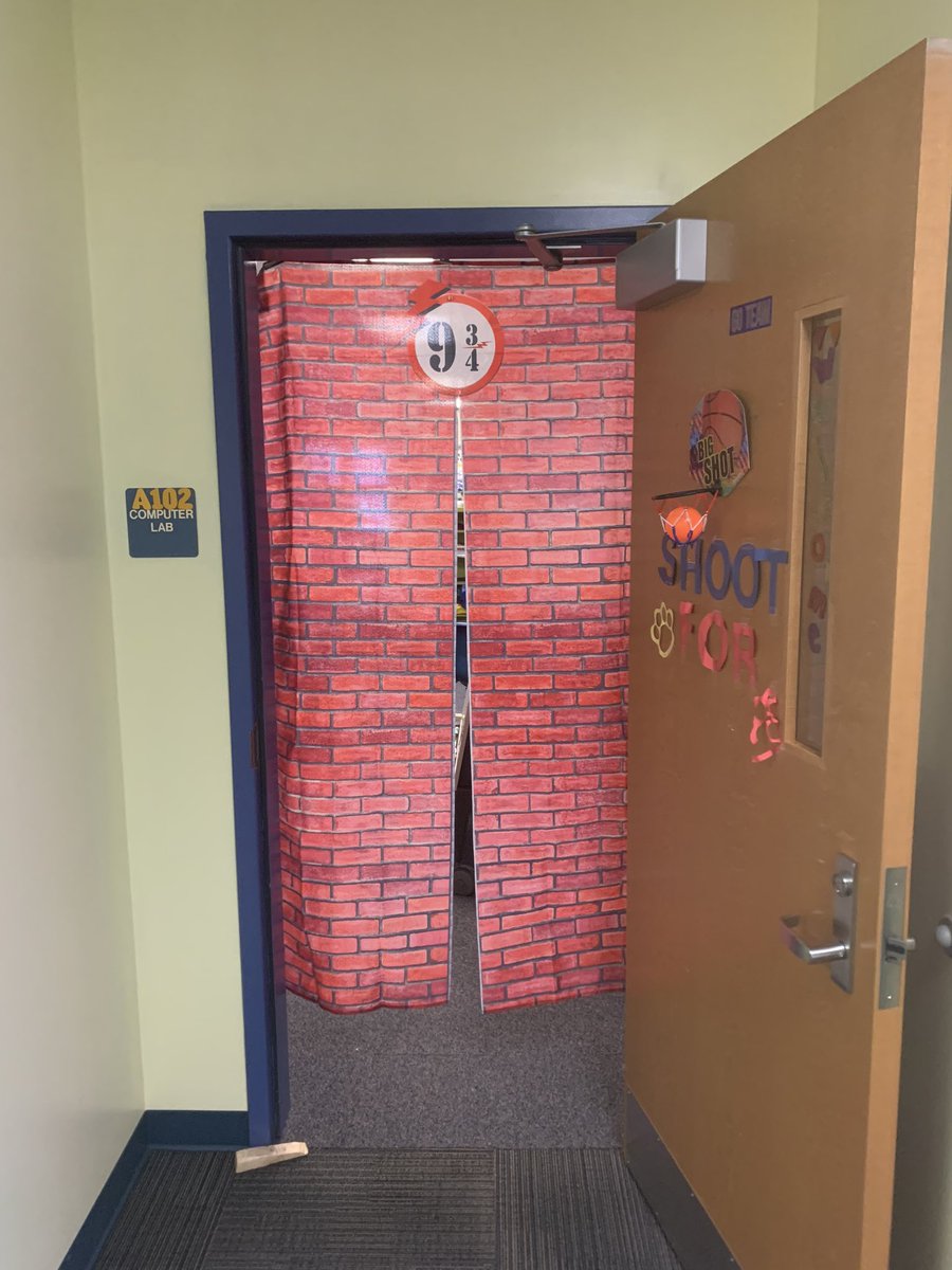 MissSolchik's tweet photo. We came, we saw, we sorted, we green screened! #stem #thescienceandmagicofhogwarts #platform9and3quarters #HarryPotter #hogwarts @Teacher_Stew21 https://t.co/c2VLEzePY9