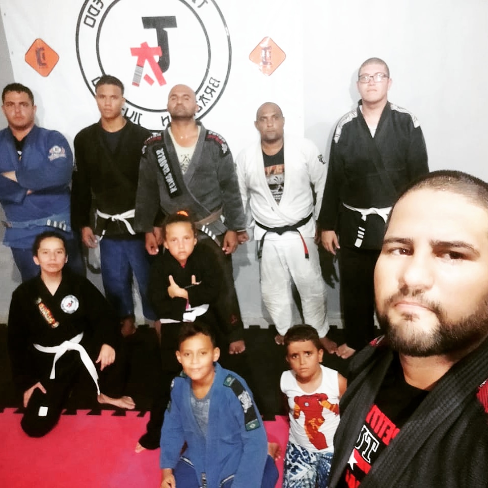 fortinhobjj's tweet photo. "De volta..." 📖🙌🏾🥋💪🏾😭 #boanoite #deusébomotempotodo #deuscuidademim #jiujitsubrasil #jiujitsunaveia #jiujitsumotivation #jiujiteiros #jiujitsulife #jiujitsucarioca #jiujitsufamily #Treino #treinodurolutafacil #forcafocoefe #faixapreta #blackbelt #fortinhobjj #cttiagoazevedo https://t.co/V3E6BWoVZB