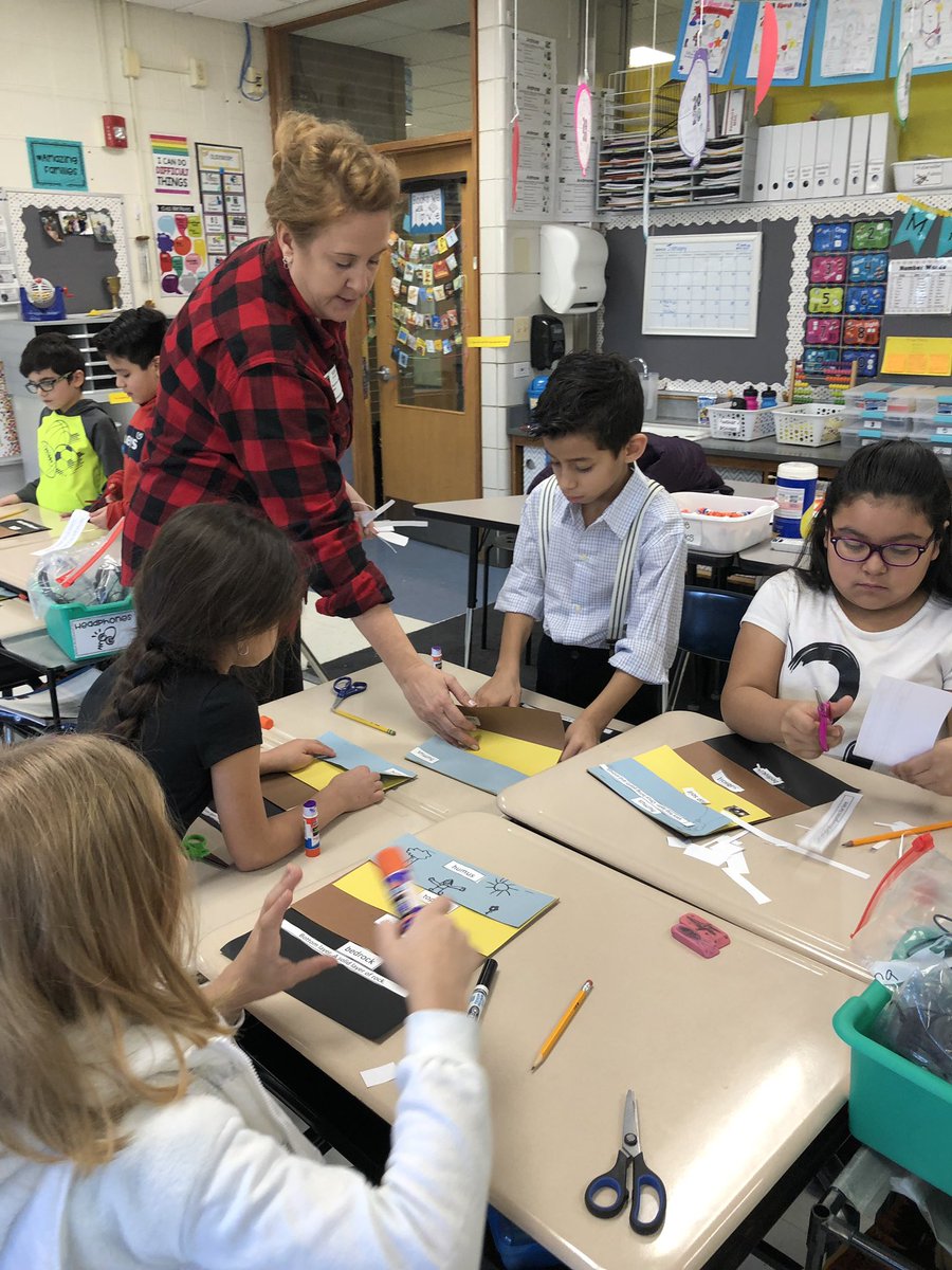 Mrs_MPeluso's tweet photo. Another awesome visit from Ms. Suzy Anderson @DuPageAITC. 2nd graders learned about the 4 layers of soil in preparation for our upcoming earth science unit. #asd4all #proud4ardmore https://t.co/COsVwypsGi