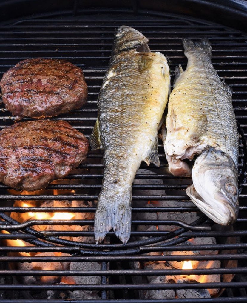 Zimmysnook's tweet photo. Grilled Branzino w/ jalapeño-basil vinaigrette.
Fired up the charcoal grill to add a little extra flavour to this delicious house favourite... &amp; while the grill was hot, I grilled a couple of burgers to deliver to my parents #weberpartner Recipe: https://t.co/GteluDXsPj https://t.co/1ITp8lRsAa