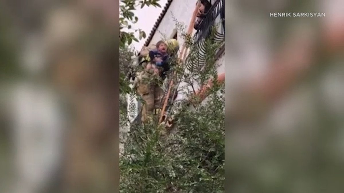 ABC7's tweet photo. Several people were inside a Glendale apartment building when it was engulfed in flames. A witness captured video of a mother and her toddler being brought down a ladder from the top floor by fire crews https://t.co/54ld5gf9qK https://t.co/H7zHyDTFYd