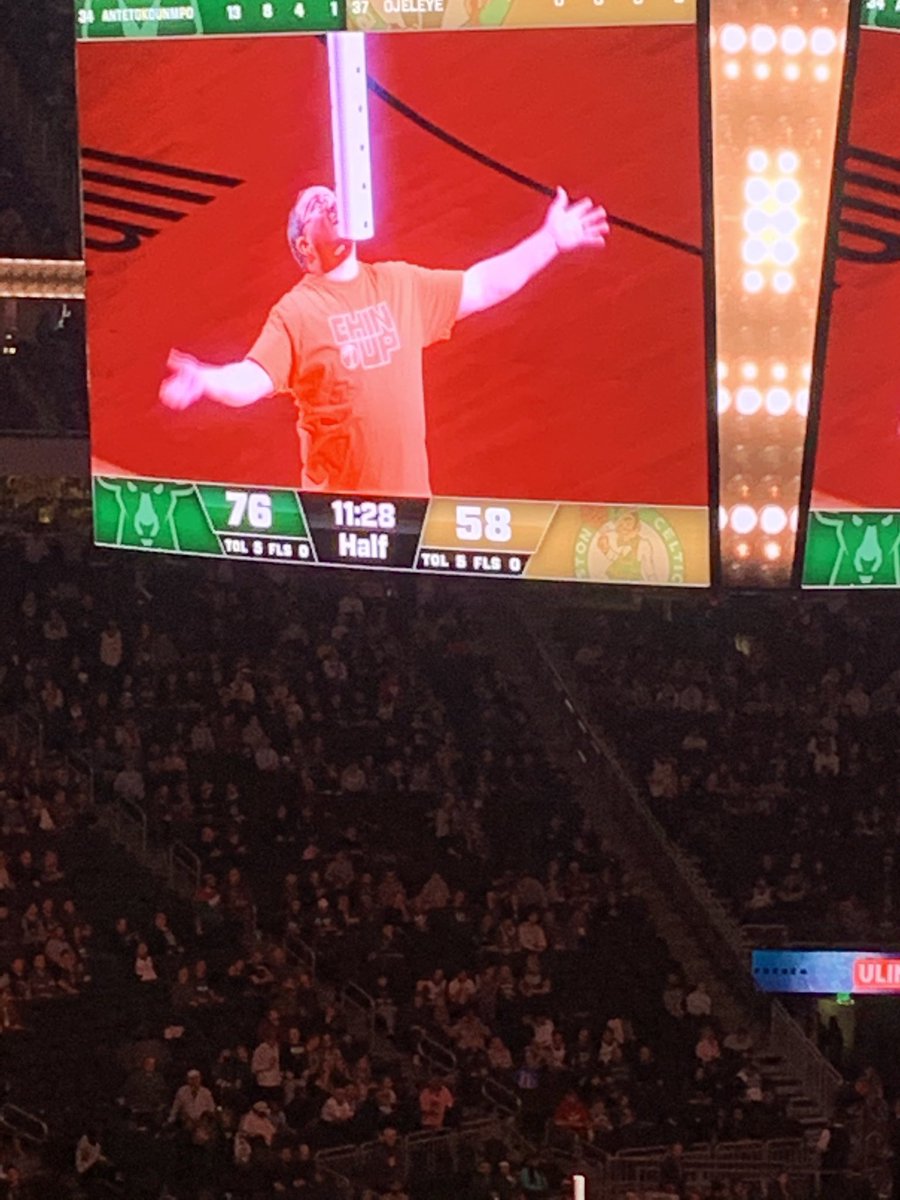 Halftime in Milwaukee is the “Chin Balancer.” He just balanced a wheelbarrow and a grill. Don’t get too close @tvabby