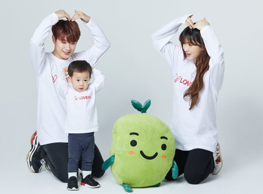 lusneverland's tweet photo. Minhwan and Yulhee family for the Love FNC donation project for children who couldnt grow up under the care of their families
https://t.co/6K5Wfs2Rkz https://t.co/G2zfeEuCZs