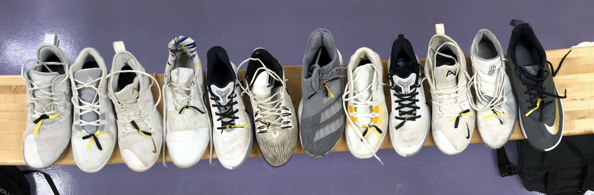 black and gold ribbon tonight in honor of the holtzen family. we ask you to keep them in your thoughts and prayers 💛🖤 #BlackhawkStrong