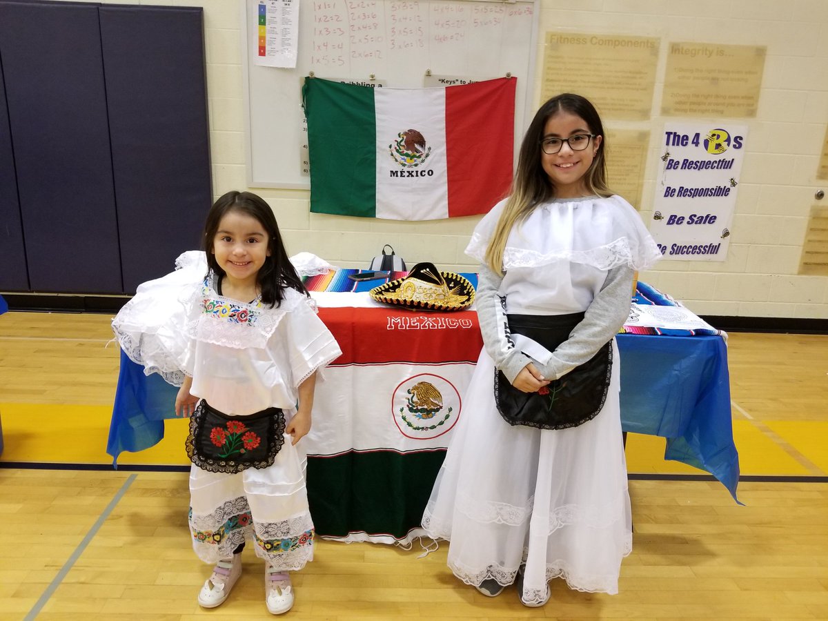 HeatherQuill4's tweet photo. One world. One Lincoln. A beautiful night celebrating the lives of our Lincoln families...together.💜🌎
#lincolnlove
#lincolnproud
@beyondAscore @LNESPanthers @LNESArt @lnesfulldaypre @FCPSJudyCenter @FCPSLiaisonLNES https://t.co/6AbWjy8RNS