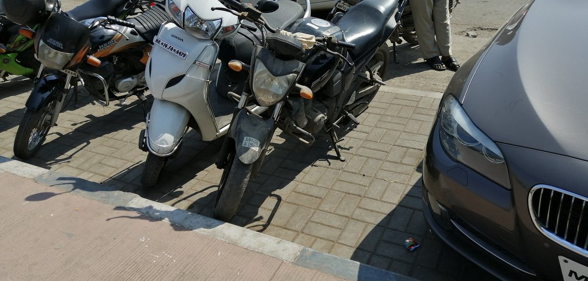 SwappyDPappi's tweet photo. Daily 2Whs are Parked in 4wh parking space outide Mantri IT park, Nagar Road, Pune. Pls Help. Can't raise so many cases on SahayakApp. @TrafficSahayak @PuneCityTraffic @ThePuneMirror https://t.co/vbsXpgGOca