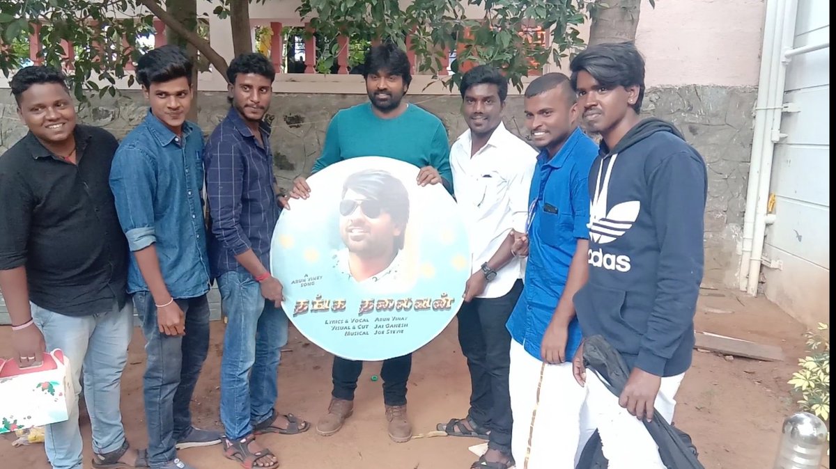 @VijaySethuOffl Vijay Sethupathi Anna Released our #Album song
#Thangathalaivan 
Love you Anna 
#ரசிகனைரசிக்கும் தலைவன்
Thank you Anna
SPl thanks to David Anna & Deva Anna

youtu.be/st6ltGBImS0