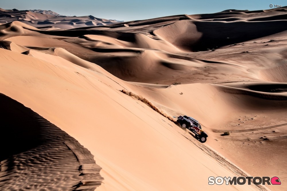 SoyMotor's tweet photo. CRÓNICA | #Dakar2020 

@CSainz_oficial agranda su leyenda: conquista su tercer #Dakar con tres marcas diferentes.

👉 https://t.co/Vx6Vvk3Ode 👈 https://t.co/5gAtMTTYrO