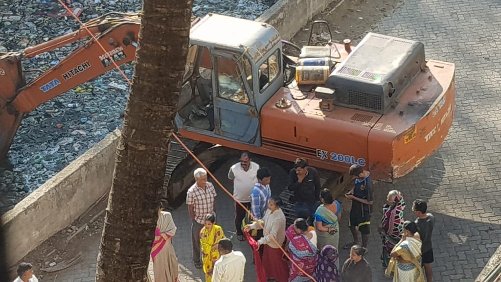 niha100's tweet photo. Slum devellers stop the Irla  Nalla cleaning work in Mumbai. We are now at the mercy of illegal residents of the city. #SwachhSurvekshan2020Mumbai #NarendraModi #pmoindia #UdhavThackeray #adityathackeray #AmitabhBachchan #paragalvani #ArvindKejriwal #SharadPawar #AmitShah https://t.co/DH3nFoFoug