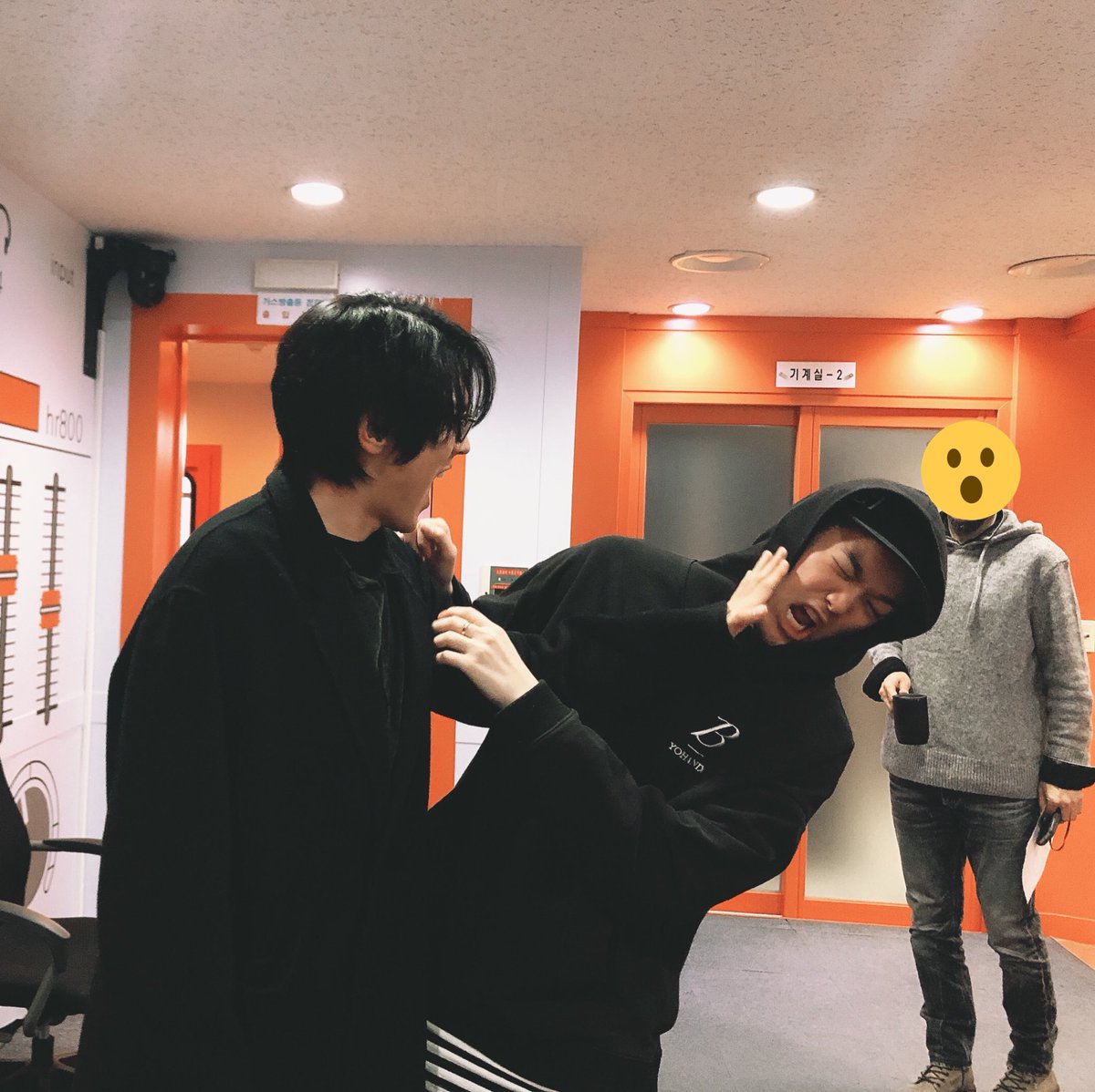 musicaccess0304's tweet photo. [CLUB MA]
노부부 욱이 삭이의 실체...🙊
-
#musicaccess #arirangradio
#뮤직엑세스 #아리랑라디오
#BIG #비아이지 #benji #벤지 
#Isaachong #홍이삭
#사이좋은_노부부 ❤️
#지나가다가_놀라신_CineFactory피디님 🤣🤣 https://t.co/SmjgVtNqz8