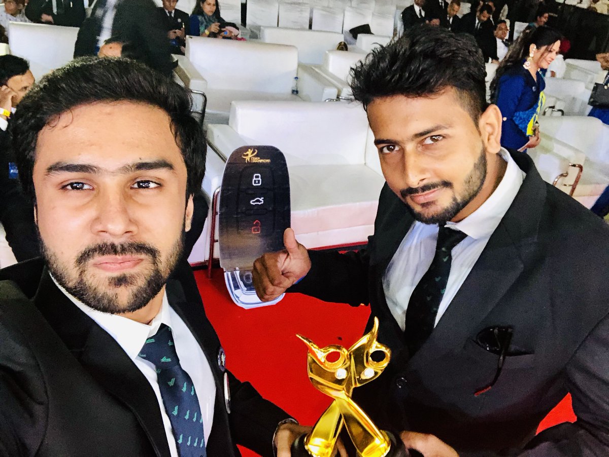 owes_ur_rehman's tweet photo. Let's Win this year in 20-20 Style...✌😎.
#our #instagram #igers #insta #entrepreneurship #businessman #formals #team_champions #trophy #lifestyle #peace #calm #Go_Self_Made #start_young #retire_young https://t.co/as6Eg8JGxb