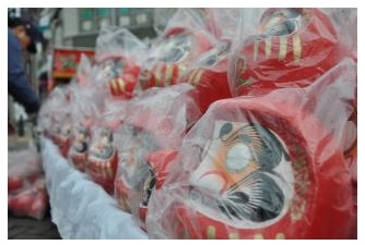 kumagayacity's tweet photo. 【だるま市】星川の流れを背にして、だるま店が並びます。起源は江戸時代に熊谷宿の繁栄を願って始められたといわれています。
※駐車場は、コミュニティひろば（国道17号北側）をご利用ください
※一部交通規制を実施します
#だるま市 #だるま #熊谷市 
https://t.co/002FP3USDr https://t.co/1m2wTptn5x