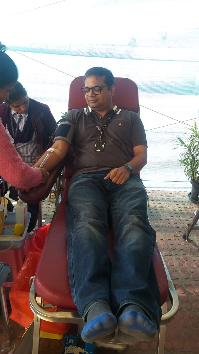 IDeaS_TechCen's tweet photo. IDeators are coming in numbers to take part in the #blooddonation drive. These voluntary donors are ensuring that the safest form of blood reaches patients in need. We thank @soumitrainamdar, @wanikirtesh, @KNabera and Wasim Khan for taking part in the #RedFlagMovement https://t.co/HcvwHy7OA0