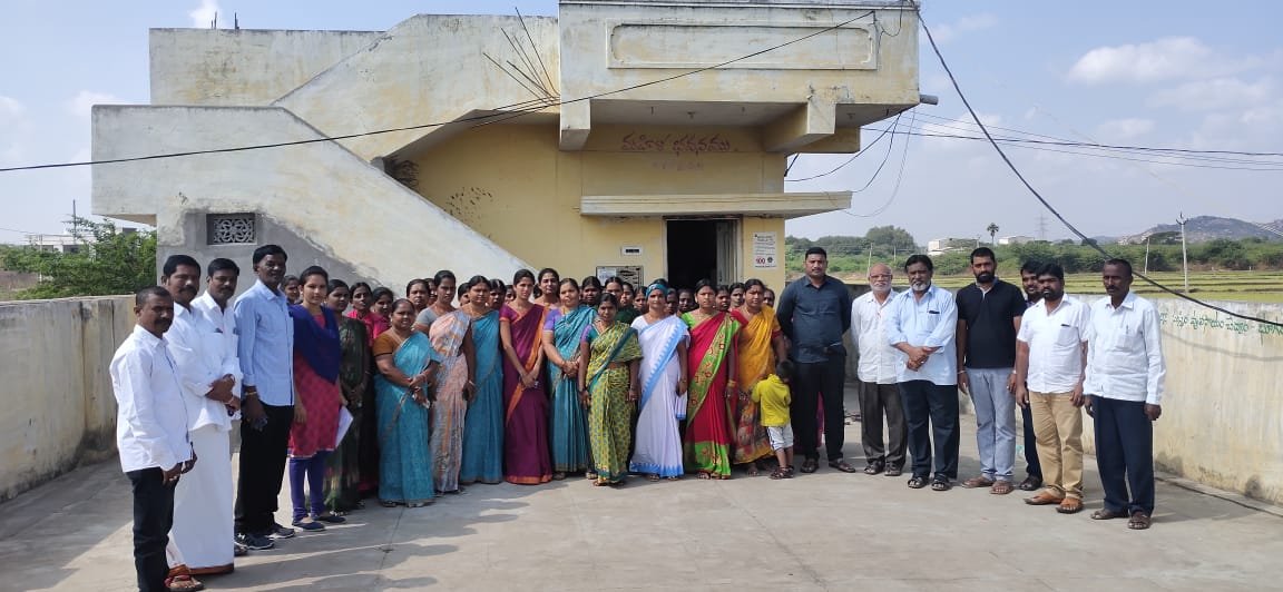 MalkajgiriCop's tweet photo. #SheTeam_Bhongir conducted awareness programme with #SELF_HELP_GROUPS in Kondamadugu village, Bibi nagar regarding #Evteasing, #ChildMarriage, Good &amp; bad touch, #SocialMedia, #CyberCrimes #HumanTrafficking and #Dial100.
@TelanganaDGP @She_TeamRCK1 @IGWomenSafety @TS_SheTeams https://t.co/XQGtnyNiuX
