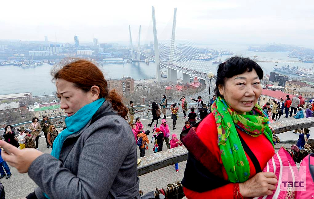 китайские туристы во владивостоке. китайцы во владивостоке. азиатский турист. китайские туристы во владивостоке. китайцы приморья.