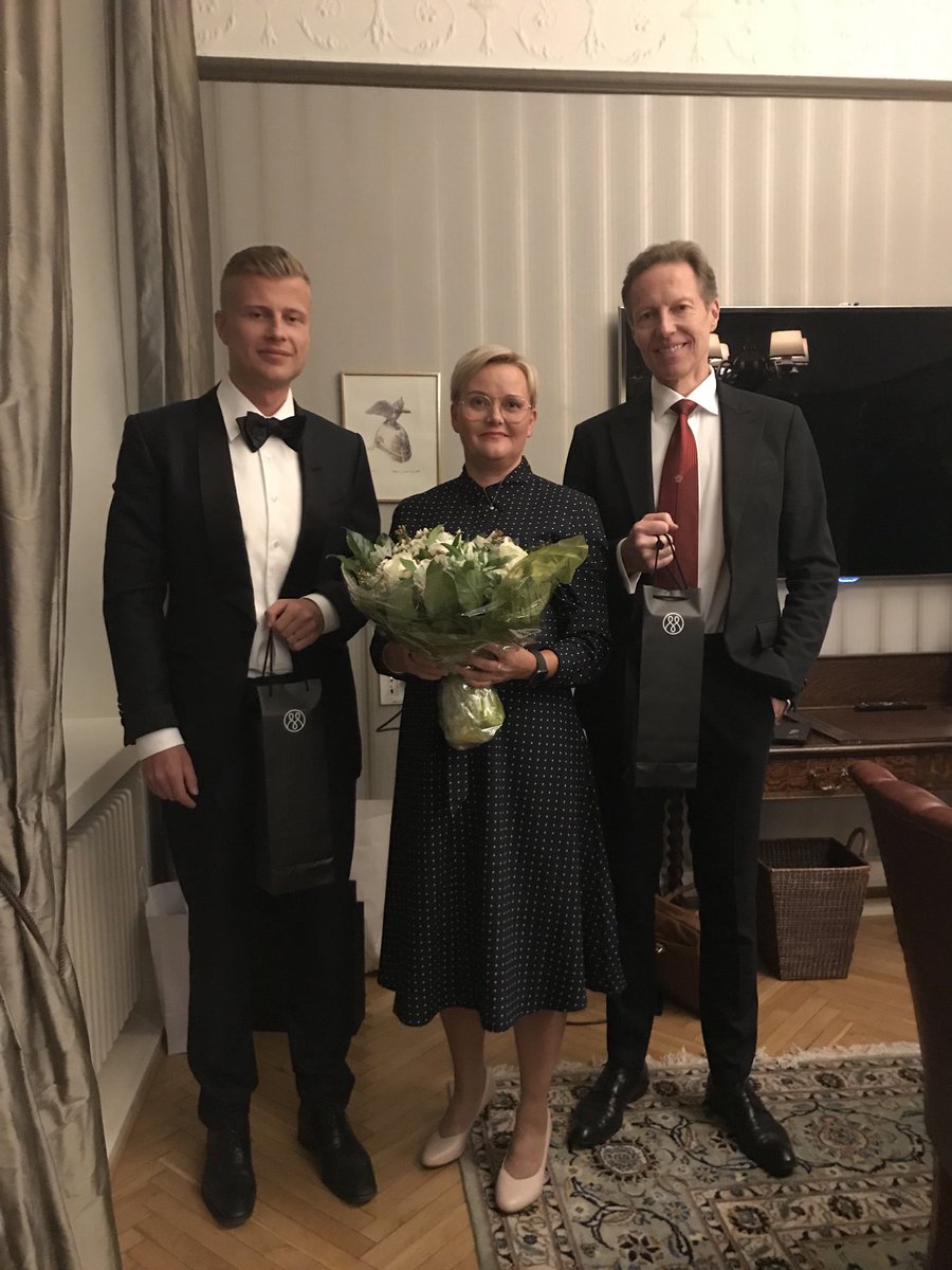 NinniMyllyoja's tweet photo. Näiden herrojen keskellä on kiva hymyillä. Kärsivällinen laatusijoittaja voitti tällä kertaa kokeneet pelaajat #mandatumtrader #traderace -kisassa. Kiitos @RealJeans89 @JarmoFriman battlesta! https://t.co/rEae6T3CU6 https://t.co/KKBtqUCIDk
