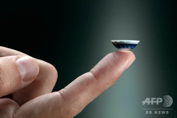 これぞ近未来ガジェット、ARディスプレイが内蔵されたコンタクトレンズ！
