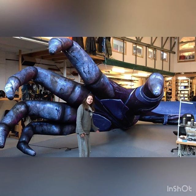 The making of a monster. Murph’s fingers getting warmed up. Inflatable movement testing.
.
.
.
#airworksinflatables
#inflatable
#sculpture
#theatredesign
#stagedesign
#setdesign
#eventdesign
#simulationtheoryworldtour 
#murphtherobot 
#muse 
#liveevents @murph_the_robot Watc…