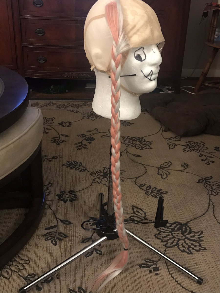 SgtStrawberry92's tweet image. 5 wefts in, like a million to go. Using @ArdaWigs long silky wefts in Sterling and Carnation #caduceusclay #cosplay #wigmaking #CriticalRole