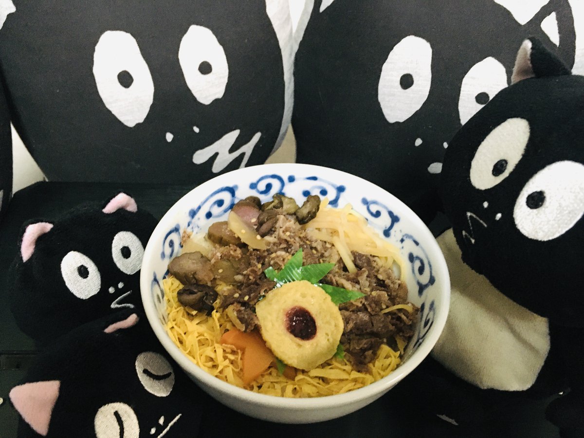 わーいわーい!!!やっと鬼太郎丼ゲットしました〜?✌️
「お?どうしたってんだよン?いいにおいなんかさせてよ。オレにもかじらせろ」…とタヌキーズ????
みんなで美味しくいただきました、ごちそうさま???