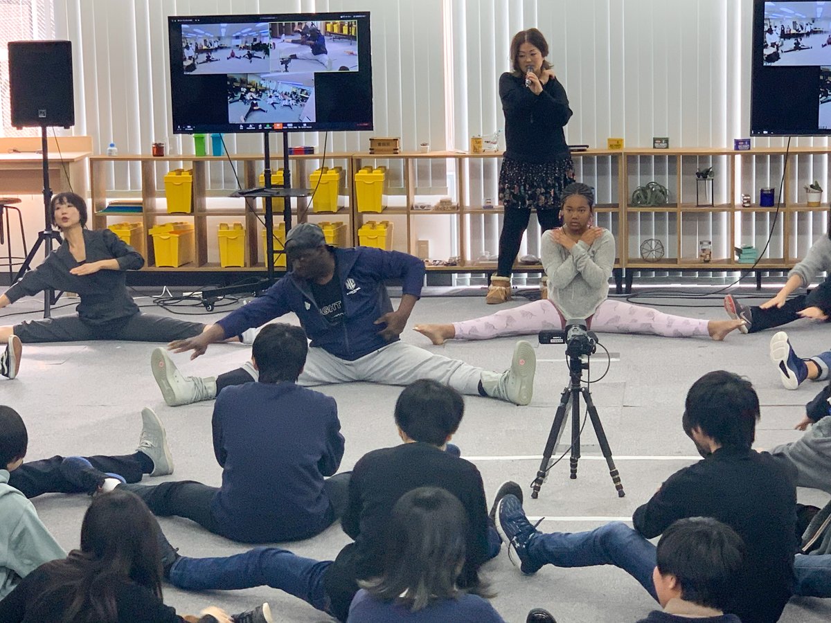 njrjp1's tweet photo. ビリーズネットキャンプのVIDEO！トレーニングを毎日続けていた #N中等部 にサプライズ✨
来日した #ビリー隊長 による特別生授業が開催されました。突然の訪問に生徒もびっくり！この様子は後日ブログでレポートします💁‍♀️ https://t.co/7KWU4OjbC3