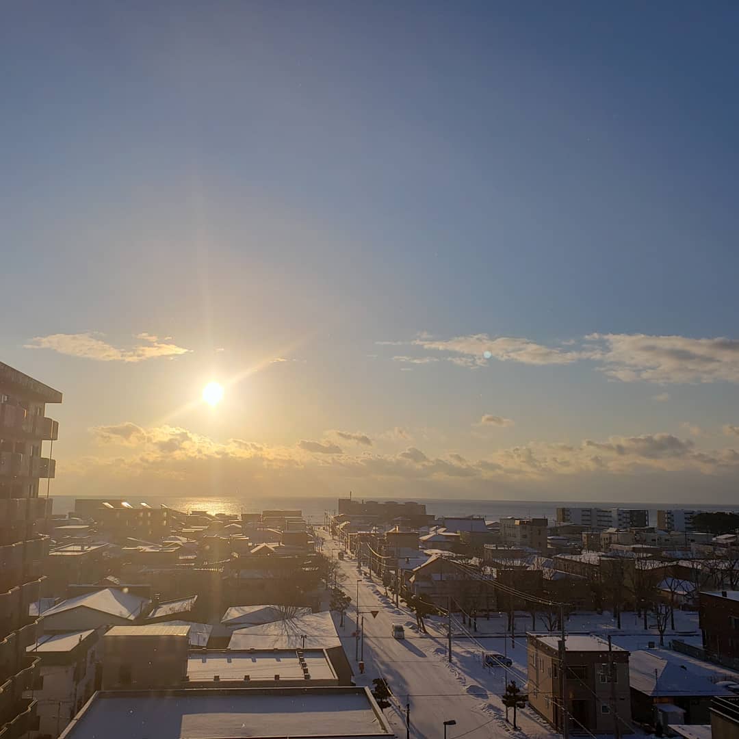 chocolatstaff's tweet photo. 1月17日　8:00am
晴れ　予想最高気温マイナス1℃
気持ちよく晴れていますが、気温が上がらずたまに雪もちらつくお天気です。明日はセンター試験です。予報は晴れです。受験生の皆さま、頑張ってください！
#ホテルショコラ函館
#函館
#函館山
#函館の天気
#立待岬
#津軽海峡
#朝日
#青空
#ハコフォト https://t.co/d5eCJUC7us