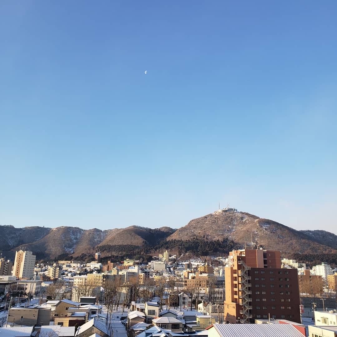 chocolatstaff's tweet photo. 1月17日　8:00am
晴れ　予想最高気温マイナス1℃
気持ちよく晴れていますが、気温が上がらずたまに雪もちらつくお天気です。明日はセンター試験です。予報は晴れです。受験生の皆さま、頑張ってください！
#ホテルショコラ函館
#函館
#函館山
#函館の天気
#立待岬
#津軽海峡
#朝日
#青空
#ハコフォト https://t.co/d5eCJUC7us