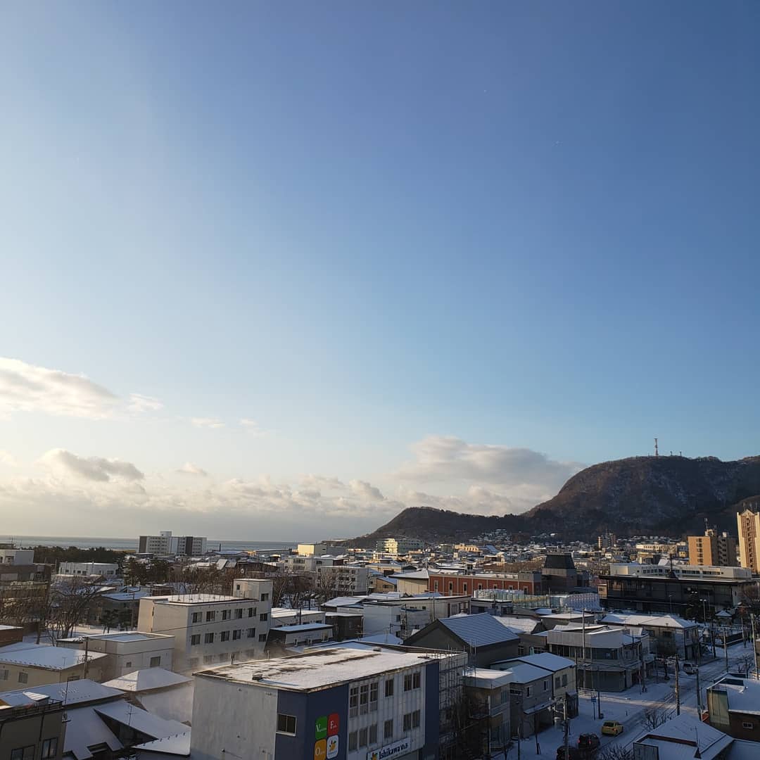 chocolatstaff's tweet photo. 1月17日　8:00am
晴れ　予想最高気温マイナス1℃
気持ちよく晴れていますが、気温が上がらずたまに雪もちらつくお天気です。明日はセンター試験です。予報は晴れです。受験生の皆さま、頑張ってください！
#ホテルショコラ函館
#函館
#函館山
#函館の天気
#立待岬
#津軽海峡
#朝日
#青空
#ハコフォト https://t.co/d5eCJUC7us