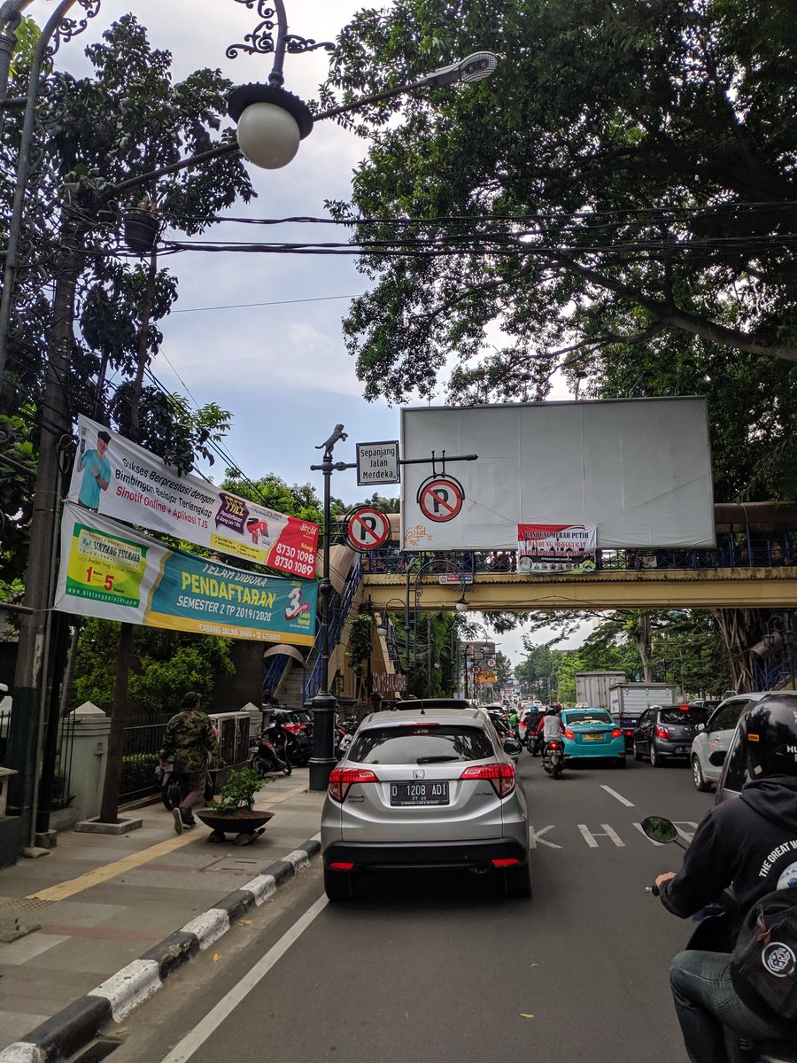 ClickBandung's tweet photo. Info @Ranandaat punten rada di follow up, asa tiap bubaran sakola kieu wae, apakah teu katingal plang dilarang parkir👌 
Cc @dishub_kotabdg @RESTABES_BDG https://t.co/lB8DtNjJ0S