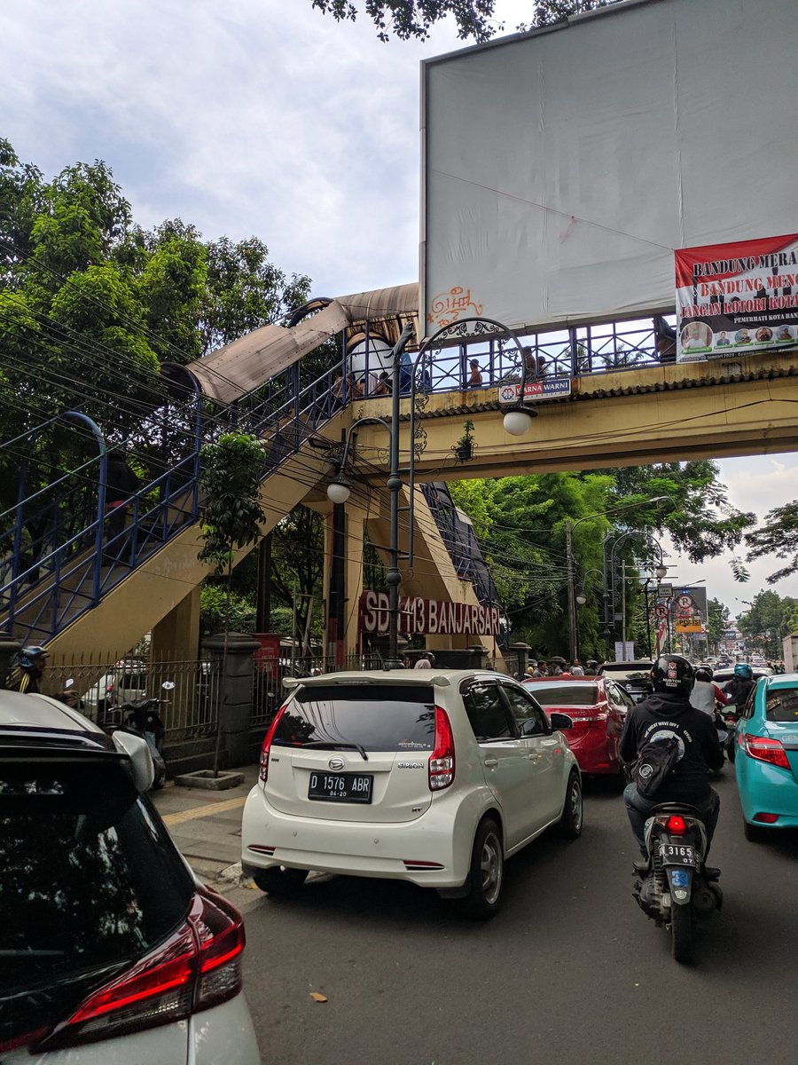 ClickBandung's tweet photo. Info @Ranandaat punten rada di follow up, asa tiap bubaran sakola kieu wae, apakah teu katingal plang dilarang parkir👌 
Cc @dishub_kotabdg @RESTABES_BDG https://t.co/lB8DtNjJ0S