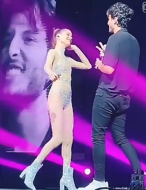 LauraSalz16's tweet photo. #ParaQueTuRias 🤗🙃 las estrategias ocultas???🤔 De @SebastianYatra para hacer reír a @TiniStoessel 👑🤗mientras cantan juntos. Esas caras!!!😃 #LaFelicidad es un estado indisimylable ❤️✨ #PuntadelEste2020 ❤️ https://t.co/MPhcgykcBs