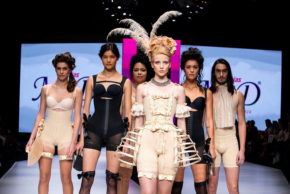 Intermoda's tweet photo. Inspirada en los estilos que fueron marcando la evolución de la ropa de control Fajas M&D presentó una llamativa pasarela dentro de #IM72. La originalidad y vanguardia se hicieron presentes en este desfile donde la comodidad y soporte de los modelos fue la gran atracción. https://t.co/H9jLuFQ6Z7