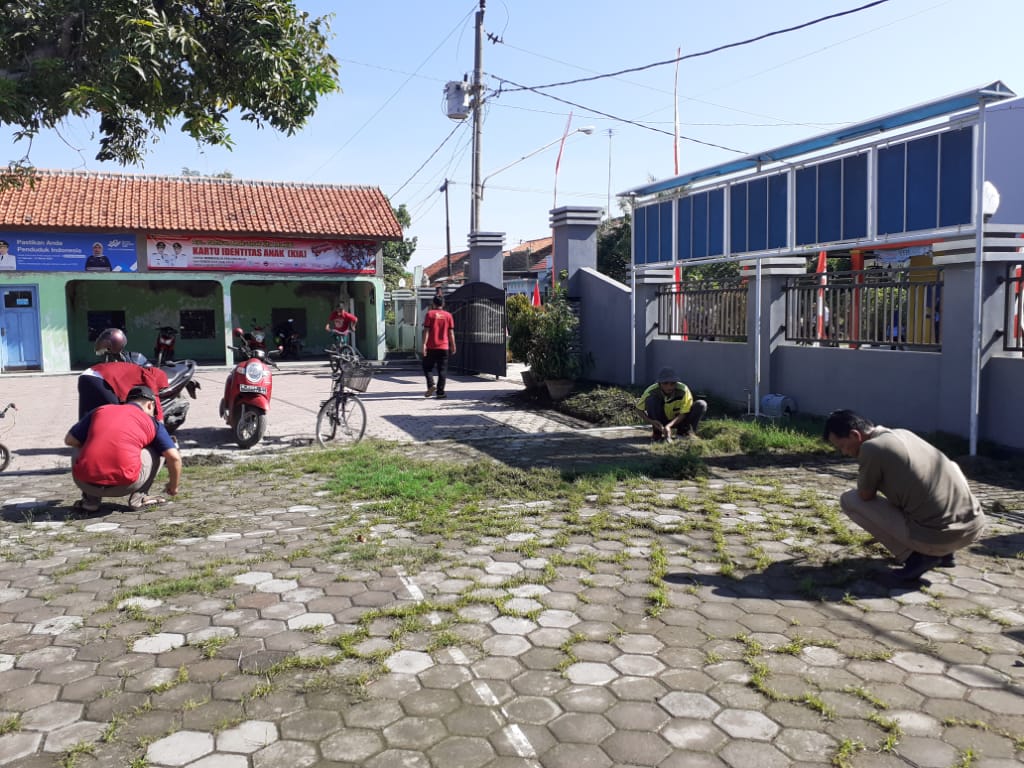 wanamulya2's tweet photo. Jum'at bersih bersama Kades, Perangkat Desa, Kepala Sekolah, Guru dan Staf serta murid-murid SD 1, 2 dan 3 dalam rangka menyambut Hari Jadi Kabupaten Pemalang yang ke 445
@PemkabPemalang @dinpermasdespml @puspindes @kecpemalang1 https://t.co/N004MiHaEJ
