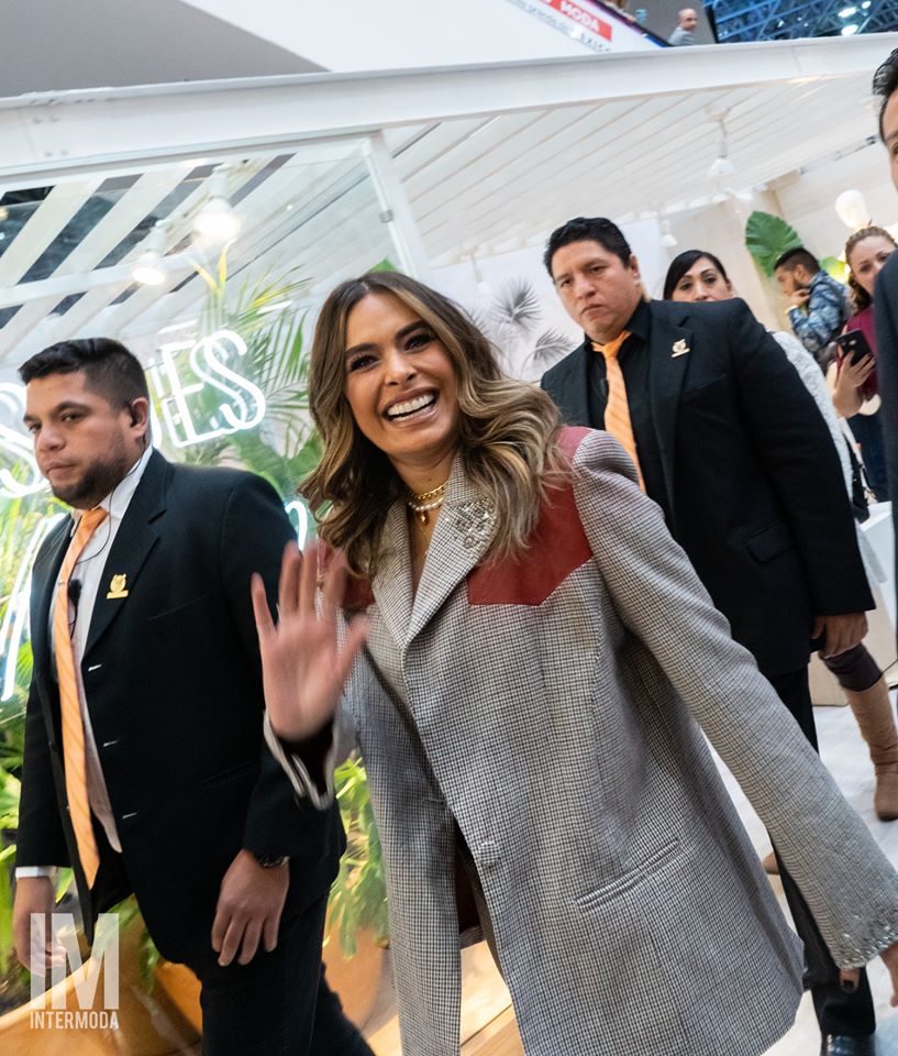 Intermoda's tweet photo. La actriz y conductora Galilea Montijo nos visitó en la edición #IM72 del evento de negocios y moda líder en Latinoamérica junto a la marca de Fajas Ann Chery. Gali aprovechó para convivir y tomarse fotos con expositores, visitantes y fans. ¡Gracias por acompañarnos! https://t.co/h2OAtSFV54