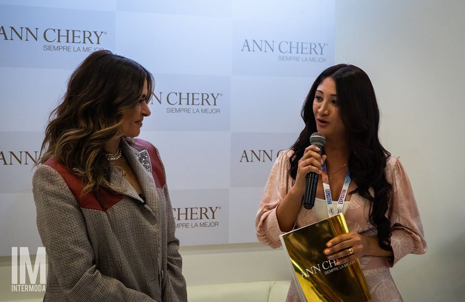 Intermoda's tweet photo. La actriz y conductora Galilea Montijo nos visitó en la edición #IM72 del evento de negocios y moda líder en Latinoamérica junto a la marca de Fajas Ann Chery. Gali aprovechó para convivir y tomarse fotos con expositores, visitantes y fans. ¡Gracias por acompañarnos! https://t.co/h2OAtSFV54