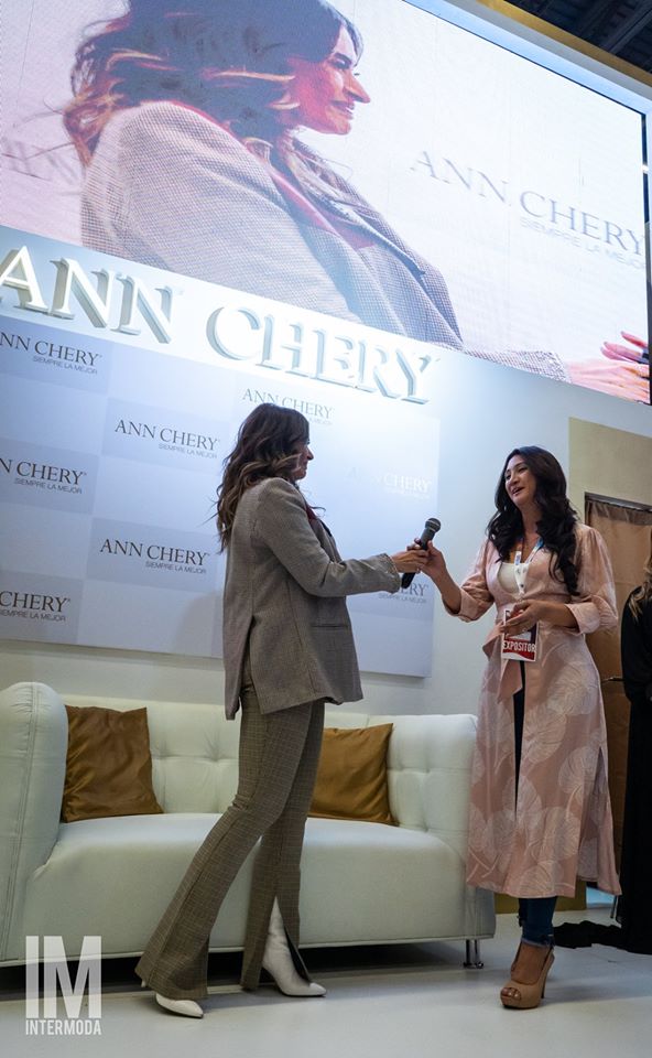 Intermoda's tweet photo. La actriz y conductora Galilea Montijo nos visitó en la edición #IM72 del evento de negocios y moda líder en Latinoamérica junto a la marca de Fajas Ann Chery. Gali aprovechó para convivir y tomarse fotos con expositores, visitantes y fans. ¡Gracias por acompañarnos! https://t.co/h2OAtSFV54