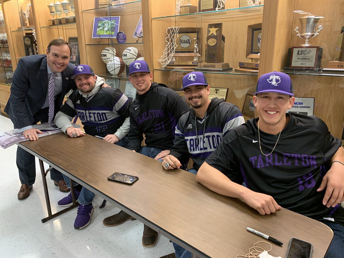 LathesTowns's tweet photo. @tarletonprez Dr. Hurley & Family excited about meeting our Texans @TarletonSports #Baseball & #Softball teams’ autograph schedule! #TexansStrong #TexansWinners #TexansRoll https://t.co/dAeODW5fRf