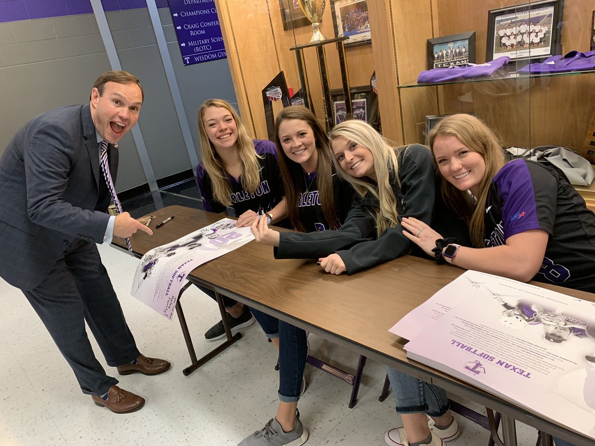 LathesTowns's tweet photo. @tarletonprez Dr. Hurley & Family excited about meeting our Texans @TarletonSports #Baseball & #Softball teams’ autograph schedule! #TexansStrong #TexansWinners #TexansRoll https://t.co/dAeODW5fRf
