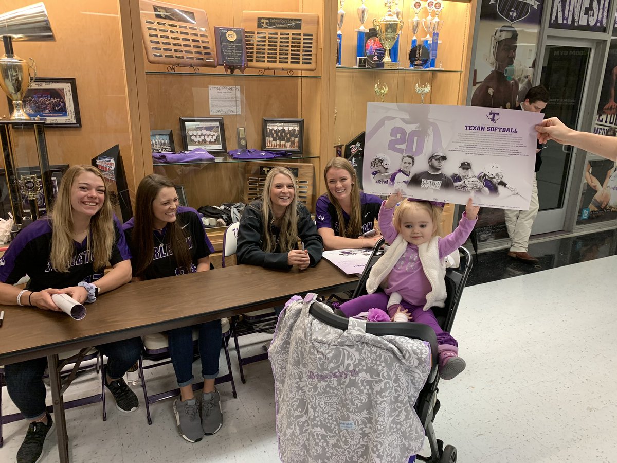 LathesTowns's tweet photo. @tarletonprez Dr. Hurley & Family excited about meeting our Texans @TarletonSports #Baseball & #Softball teams’ autograph schedule! #TexansStrong #TexansWinners #TexansRoll https://t.co/dAeODW5fRf