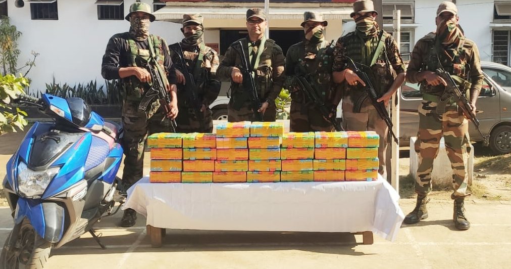 official_dgar's tweet photo. #OperationsNorthEast
43 #AssamRifles under 26 Sector recovered Brown Sugar, wt - 4.290 Kg & One scooter, total cost - Rs 8.58 cr. Recovered items handed over to PS Moreh for further investigation.
@adgpi @SpokespersonMoD https://t.co/zooIk93yaq